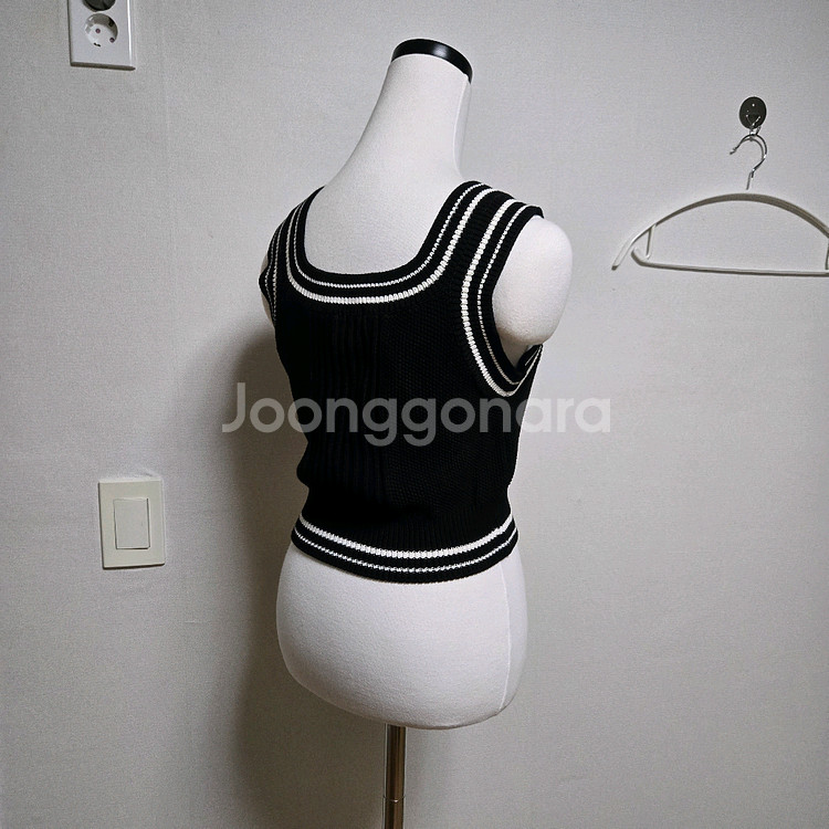 잇미샤 2022 슬리브리스 탑--1