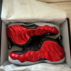 나이키 폼포짓원 메탈릭레드 275