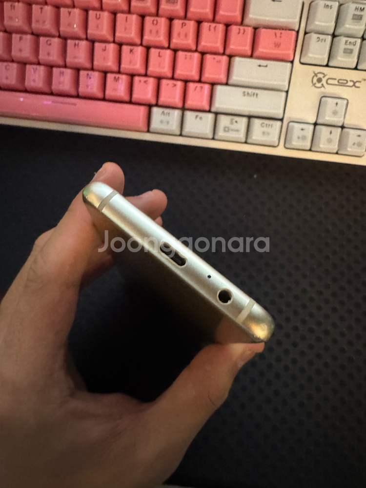 갤럭시 A8(2018) 골드--5