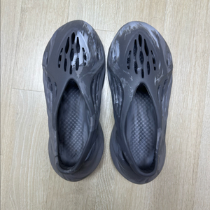 이지 폼 러너 그레이 255