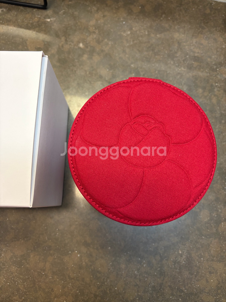 샤넬 뷰티 까멜리아 원형 파우치--1