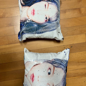 아이유 쿠션 2개