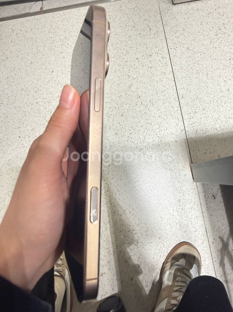 아이폰16프로맥스 512기가 골드 배터리효율 92프로 팝니다.--3