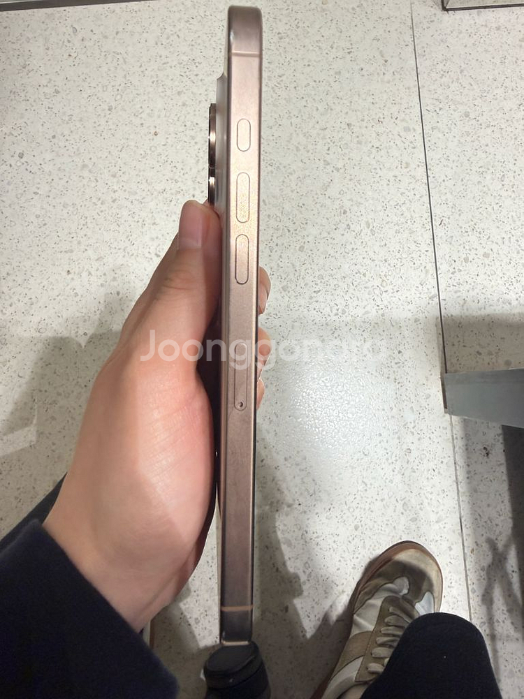 아이폰16프로맥스 512기가 골드 배터리효율 92프로 팝니다.--5