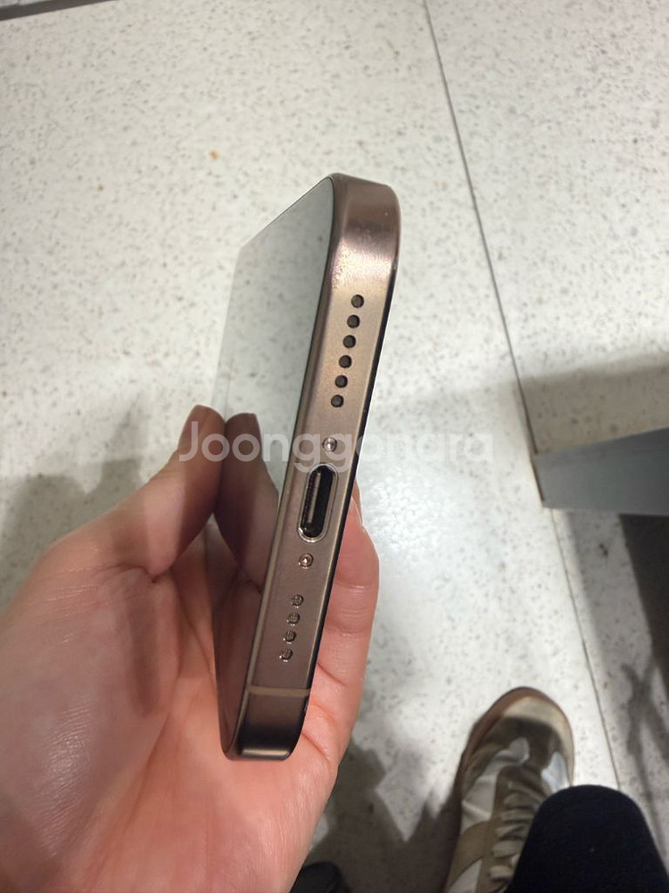 아이폰16프로맥스 512기가 골드 배터리효율 92프로 팝니다.--4