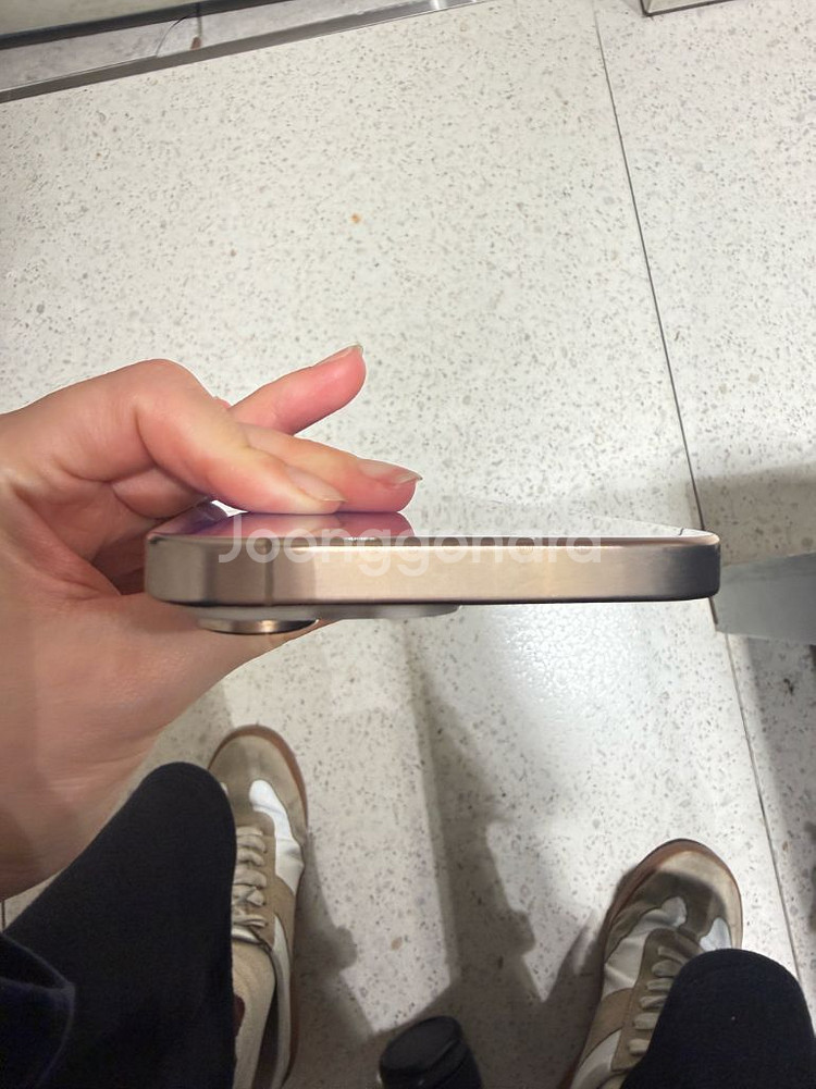 아이폰16프로맥스 512기가 골드 배터리효율 92프로 팝니다.--7