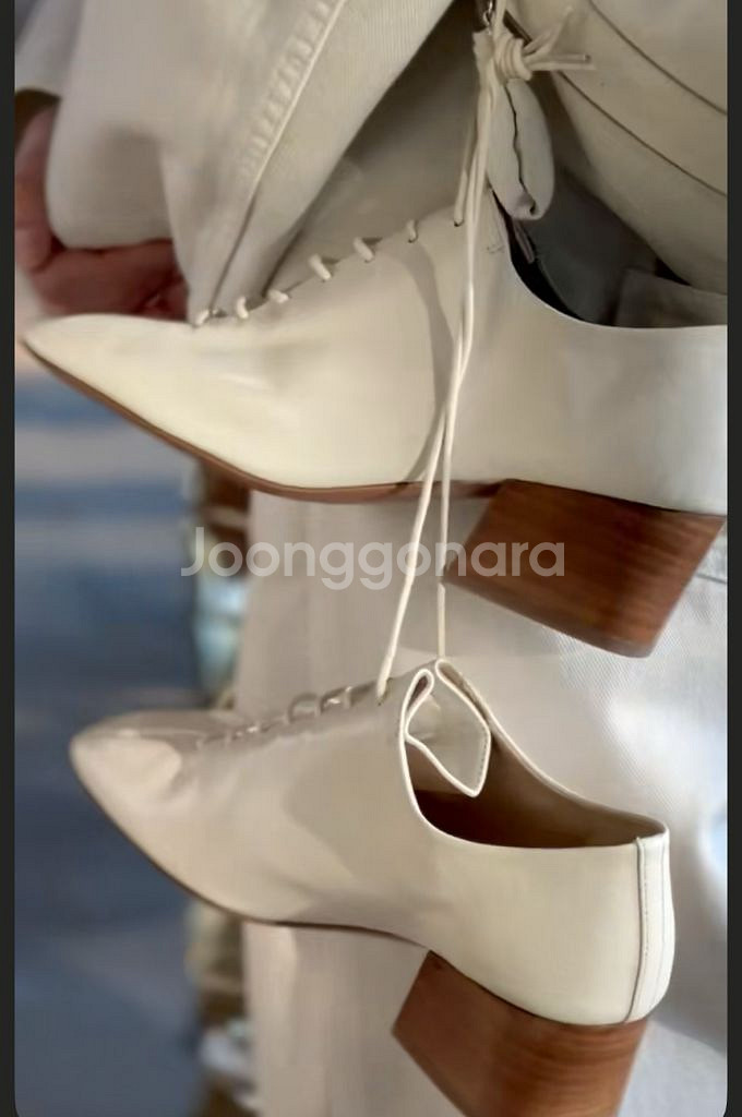 가격인하> 르메르 클래식 더비힐 화이트 새상품--8