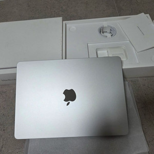 맥북에어 13 m4 16/256 실버 신품급(올해 9월 구매)