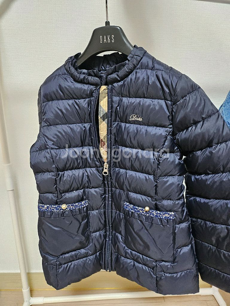 닥스키즈 여아 경량패딩 130 사이즈 팝니다--0