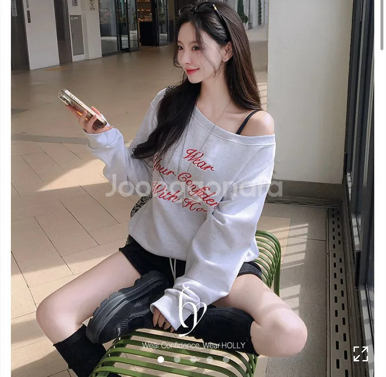 새상품) 그레이색상 홀리 made 레터 오프숄더 맨투맨--0