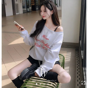 새상품) 그레이색상 홀리 made 레터 오프숄더 맨투맨