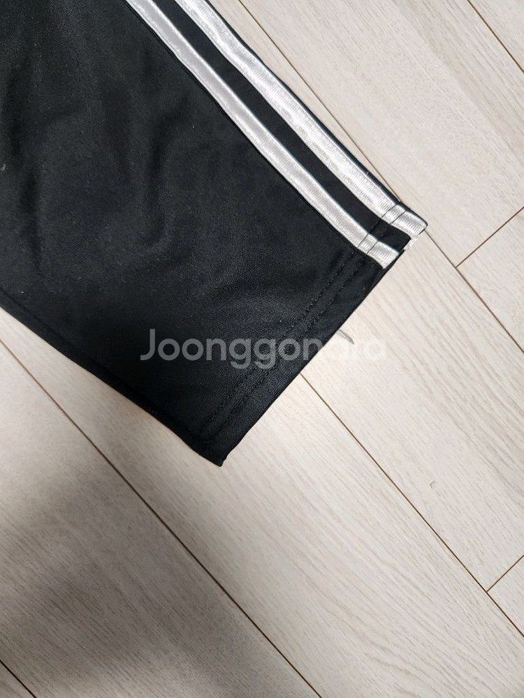 아디다스 레귤러핏 기모 트레이닝 트랙 팬츠(새상품급)아디다스 로고하고 삼선부분은 빛반사 재질이라 야간에 좋아요^^아--1