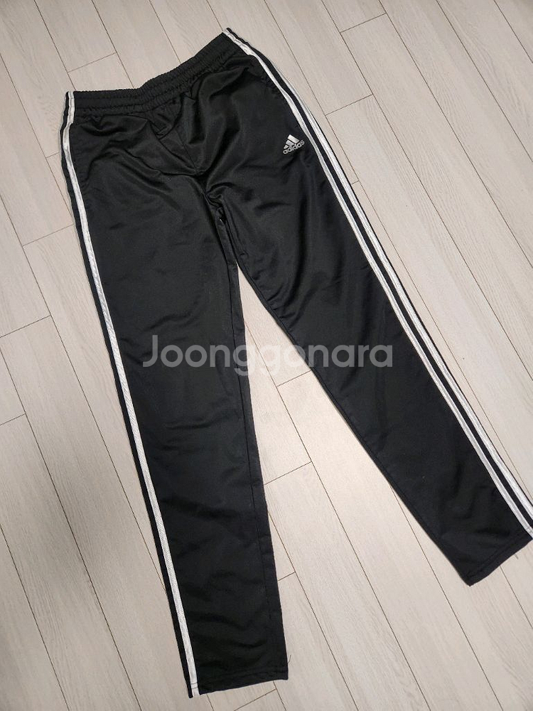 아디다스 레귤러핏 기모 트레이닝 트랙 팬츠(새상품급)아디다스 로고하고 삼선부분은 빛반사 재질이라 야간에 좋아요^^아--0
