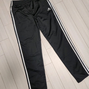 아디다스 레귤러핏 기모 트레이닝 트랙 팬츠(새상품급)아디다스 로고하고 삼선부분은 빛반사 재질이라 야간에 좋아요^^아
