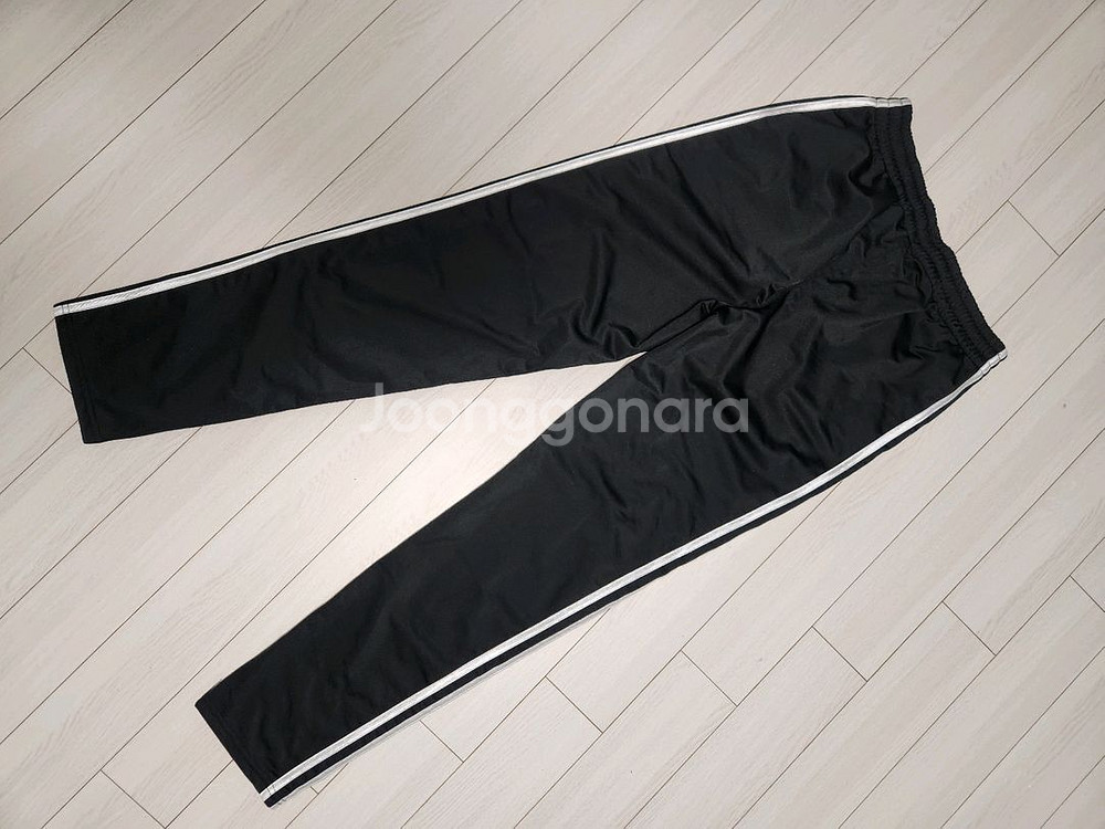 아디다스 레귤러핏 기모 트레이닝 트랙 팬츠(새상품급)아디다스 로고하고 삼선부분은 빛반사 재질이라 야간에 좋아요^^아--12