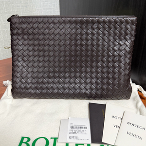 보테가베네타 인트레치아토 레더 다크브라운 클러치 판매