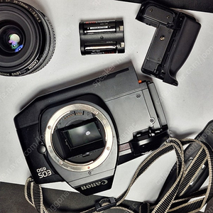 캐논 Eos 650 빈티지 필름카메라 민트급 박스 풀세트 삼각대 스트로브