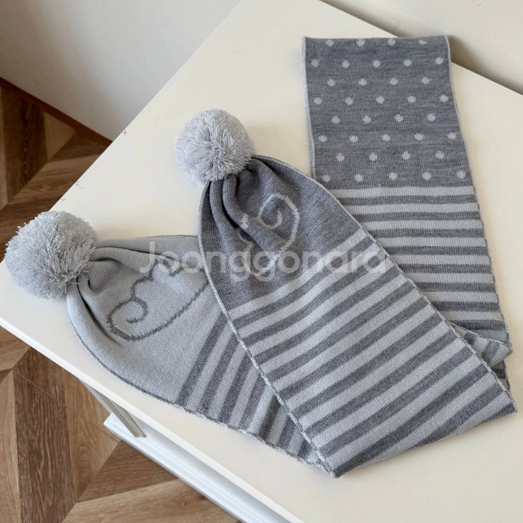 빈티지 그레이 엔젤 윙 스트라이프 폼폼 머플러 허그유어스킨--0