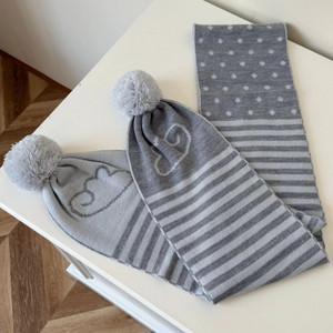 빈티지 그레이 엔젤 윙 스트라이프 폼폼 머플러 허그유어스킨