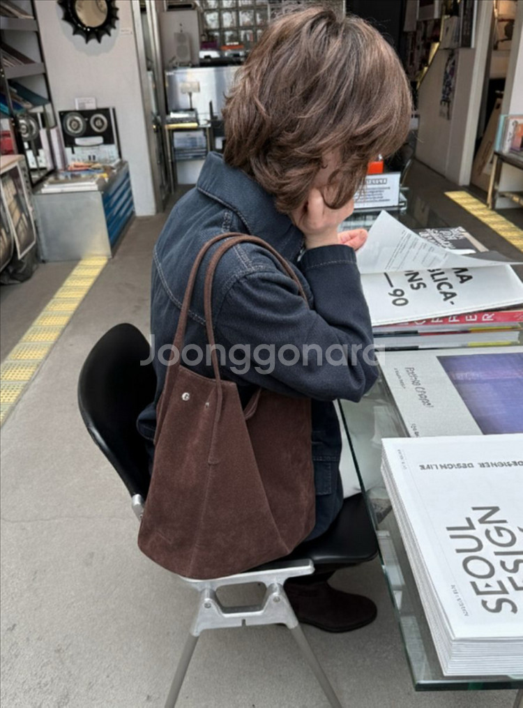 새상품) 파인드카푸어 모노 버킷백 32 - 스웨이드 브라운--0