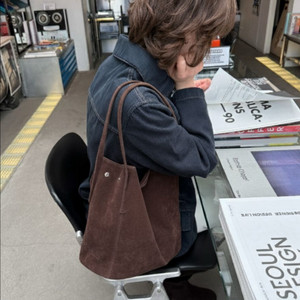 새상품) 파인드카푸어 모노 버킷백 32 - 스웨이드 브라운