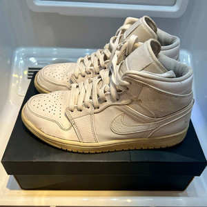 나이키 조던 1 미드 트리플 화이트