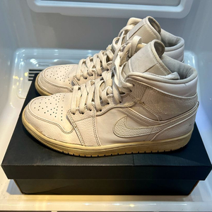 나이키 조던 1 미드 트리플 화이트