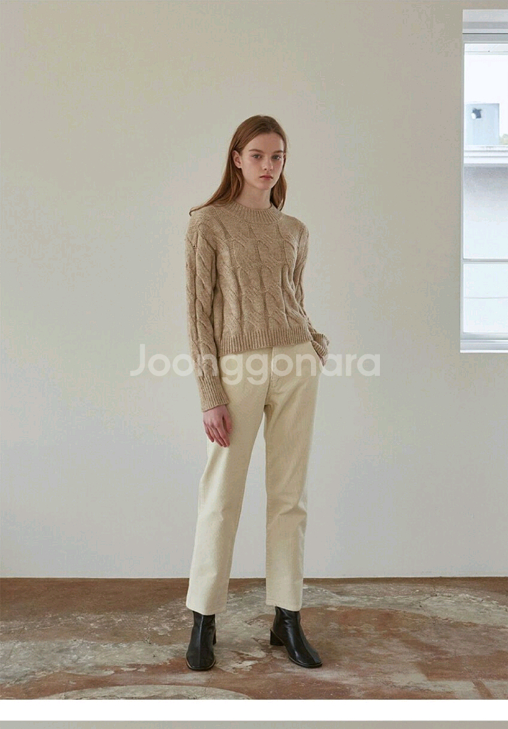 새상품) 얀13 베이지 긴팔 크롭니트 스웨터 가을겨울--1