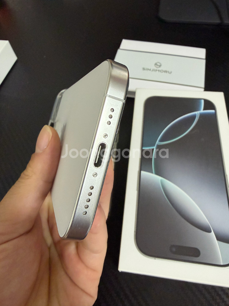 아이폰 16프로 화이트 256GB 자급 배터리 100% 판매합니다--5