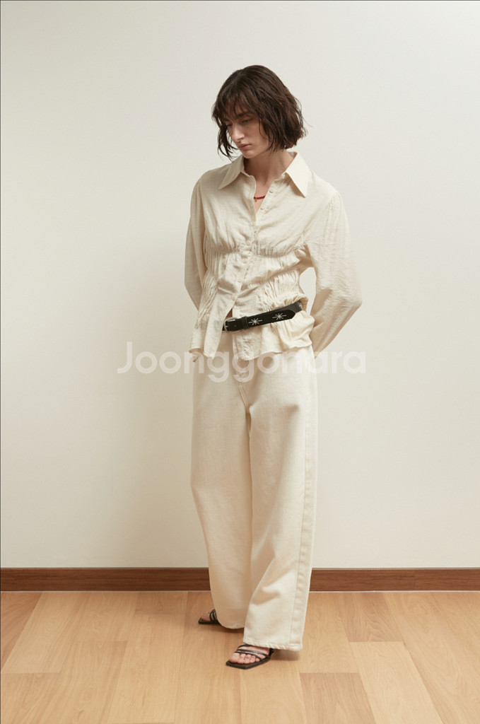 솔티페블 플리츠 셔링 블라우스 베이지 새상품--2