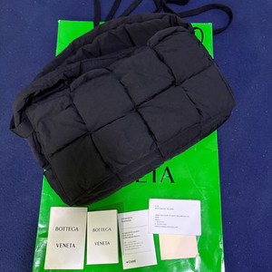 보테가베네타 패딩 테크 카세트백