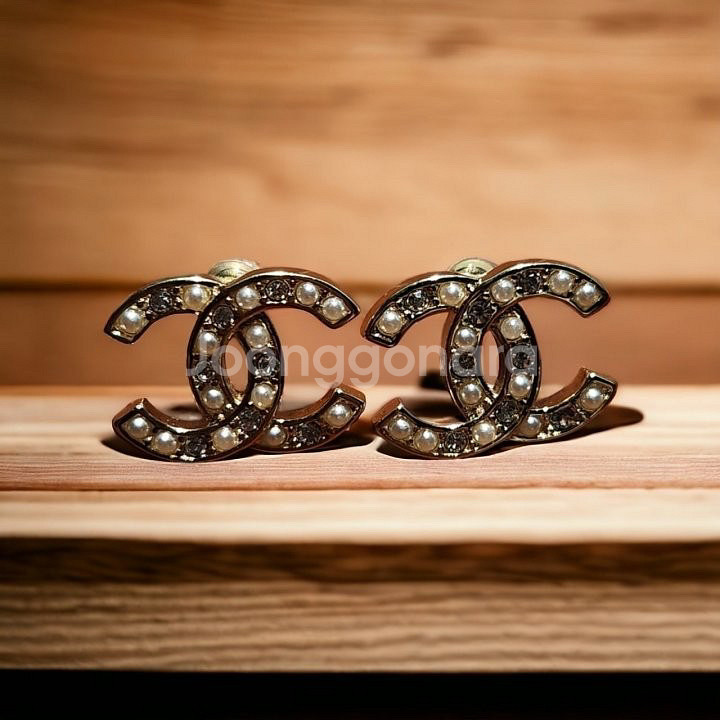 샤넬 CC 로고 진주 귀걸이--1