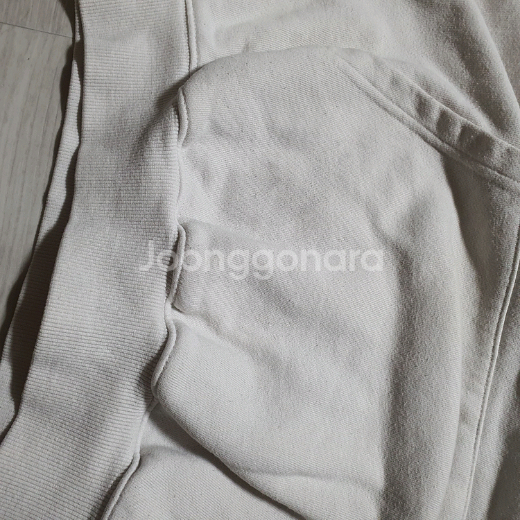 OIOI 오아이오아이 맨투맨 티셔츠 포켓 아이보리 5252 by O!Oi 시그니처 화이트 흰색 스웨트셔츠 로고--5