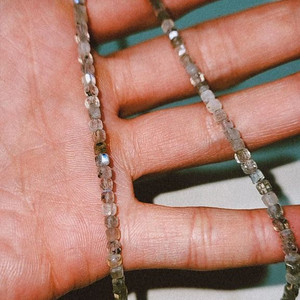 빗나는 비즈 목걸이