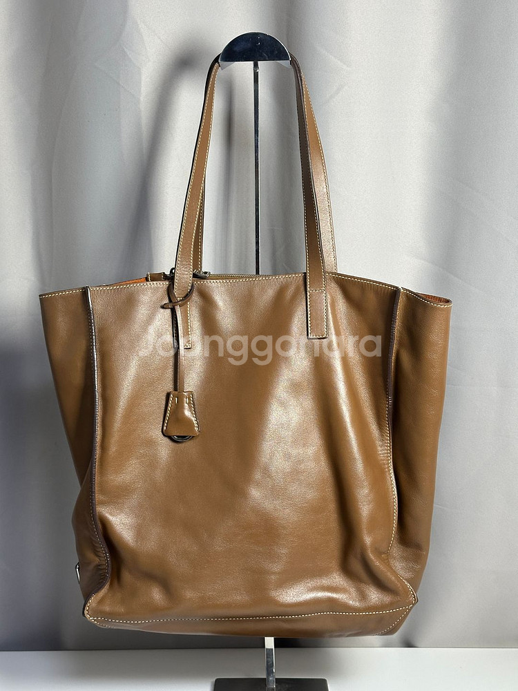 프라다 소프트 카프 레더 토트백--1