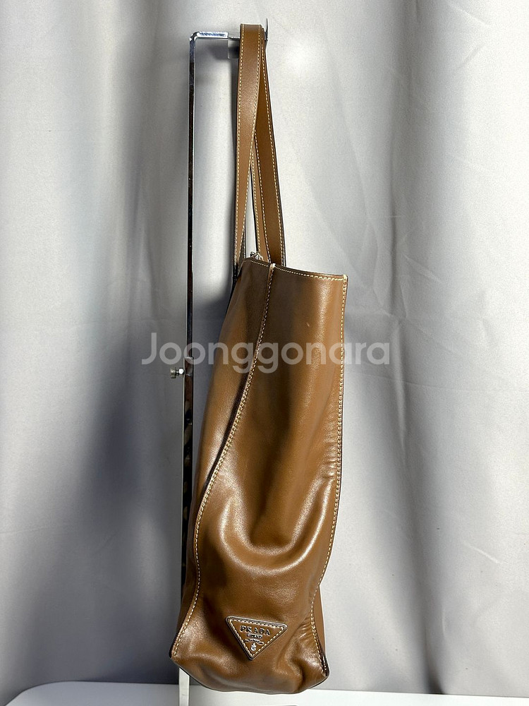 프라다 소프트 카프 레더 토트백--3