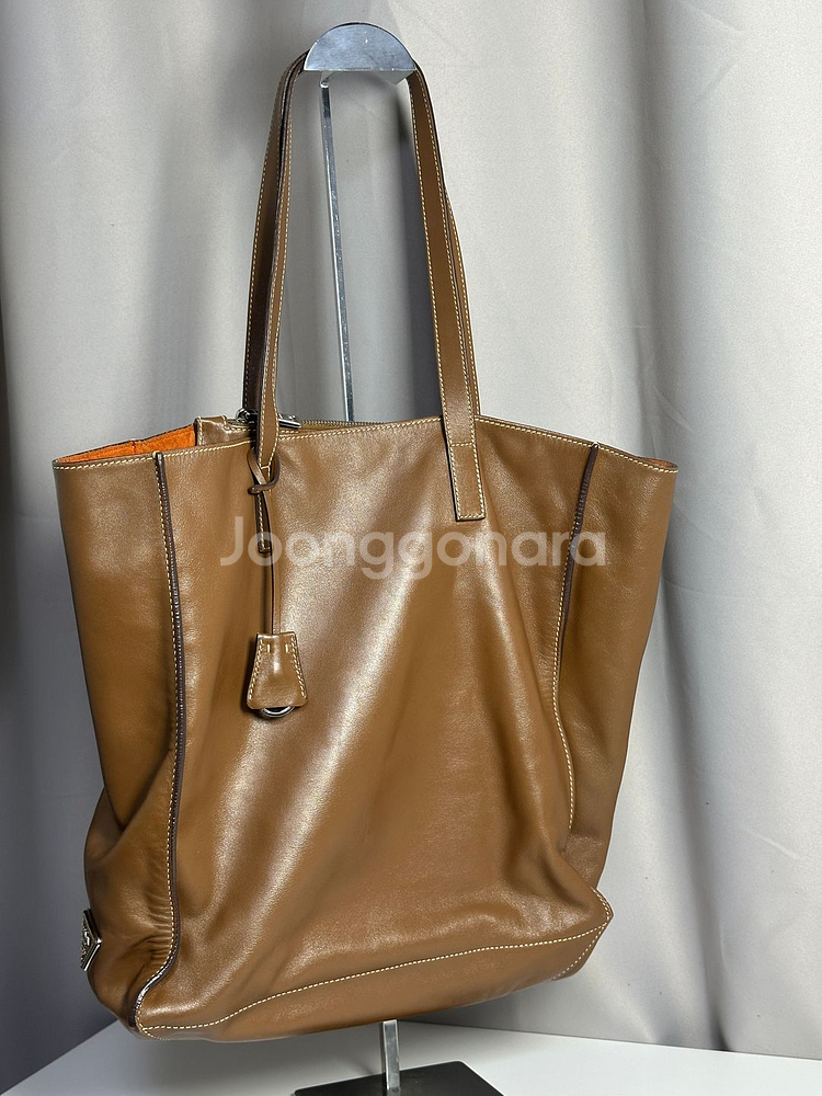 프라다 소프트 카프 레더 토트백--2