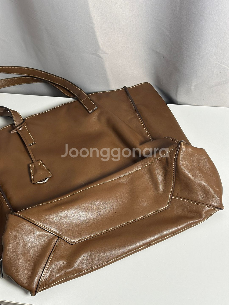 프라다 소프트 카프 레더 토트백--5