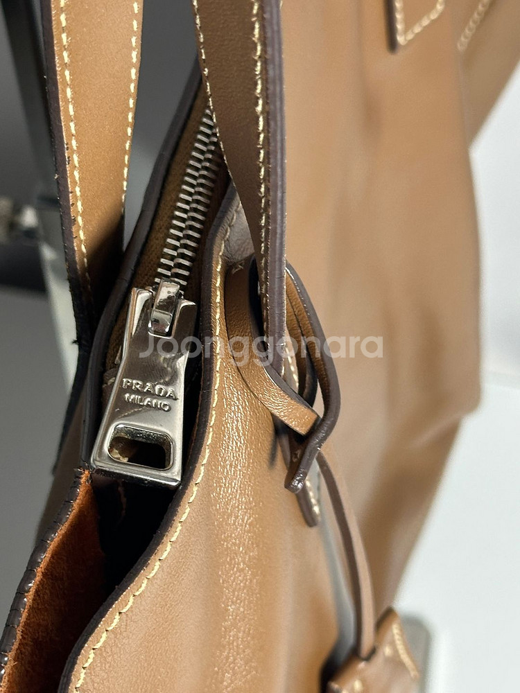 프라다 소프트 카프 레더 토트백--6