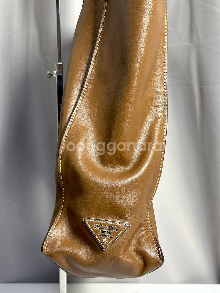 프라다 소프트 카프 레더 토트백--4