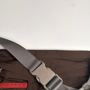 프라다 스포츠 나일론 벨트백 – 테크니컬 미니멀리즘의 상징