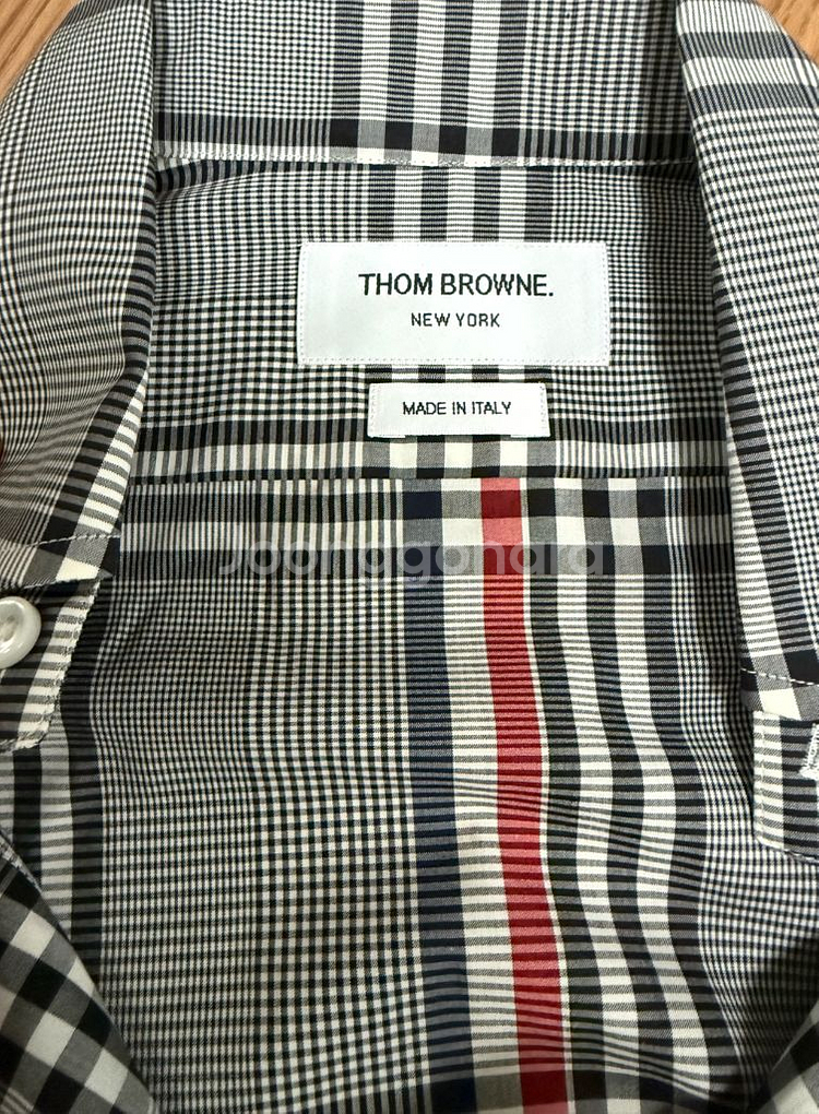 톰브라운 클래식 포플린 셔츠 새상품급 팝니다.--2