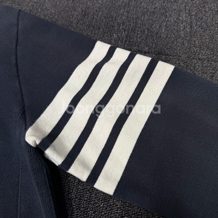 톰브라운 사선완장 맨투맨--3