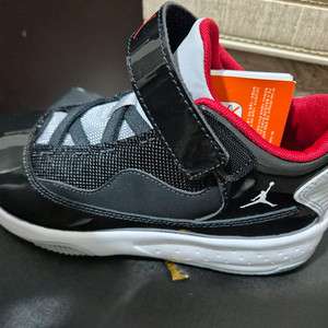 조던 맥스 아우라 2 (210사이즈)