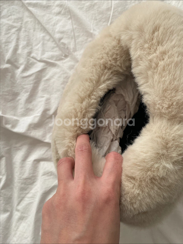 자라 에코 퍼 핸드백--1