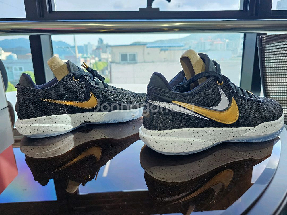 [새상품] 르브론20 발볼일반 블랙 골드 농구화--2