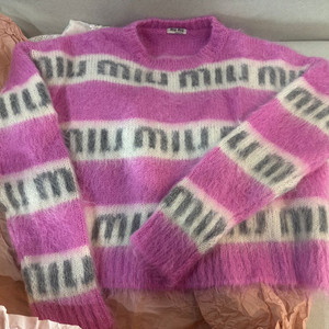 미우미우 자카드 로고 스트라이프 모헤어 니트