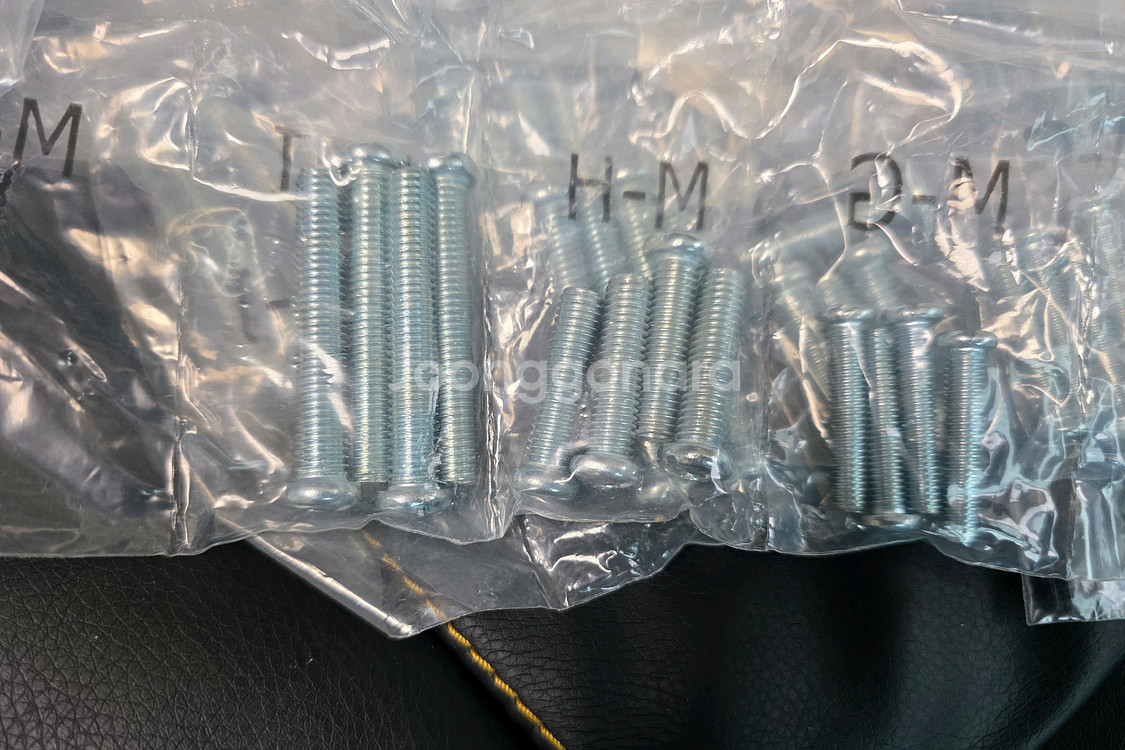 tv부품 볼트나사 7줄 네고없이 2만원에 팝니다~--2