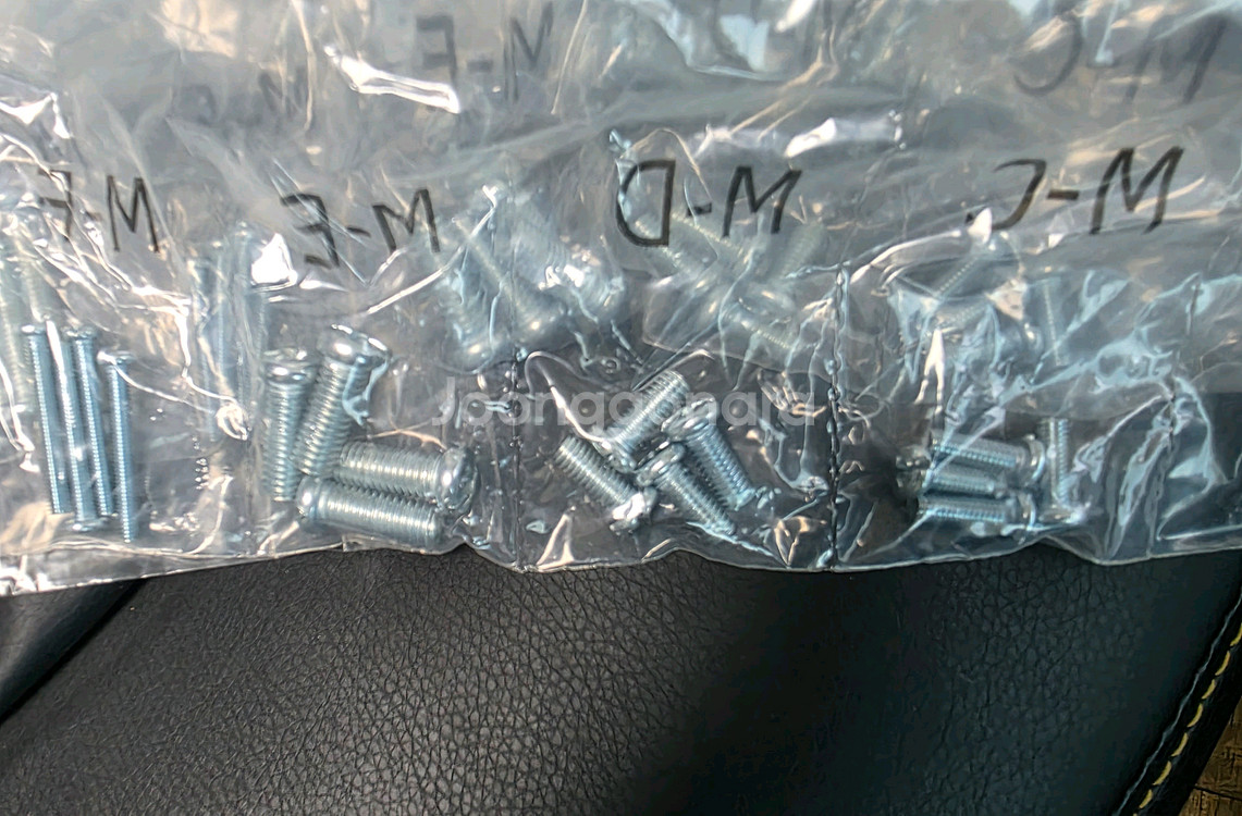 tv부품 볼트나사 7줄 네고없이 2만원에 팝니다~--0