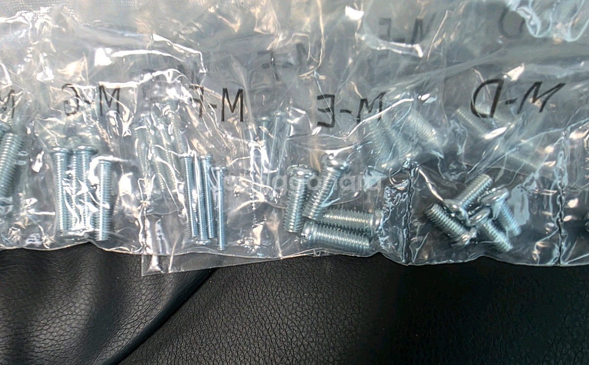 tv부품 볼트나사 7줄 네고없이 2만원에 팝니다~--1